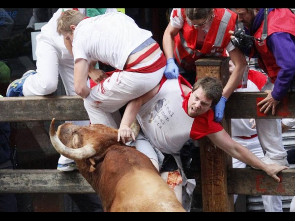 వింత మనుషులు.. వెర్రి చేష్టలు!