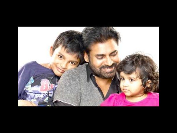 సోషల్ మీడియాలో హల్ చల్ చేస్తున్న పవన్ కళ్యాణ్ అరుదైన చిత్రాలు