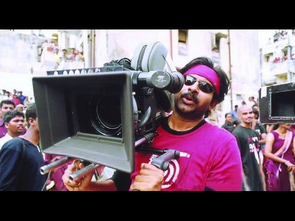 సోషల్ మీడియాలో హల్ చల్ చేస్తున్న పవన్ కళ్యాణ్ అరుదైన చిత్రాలు