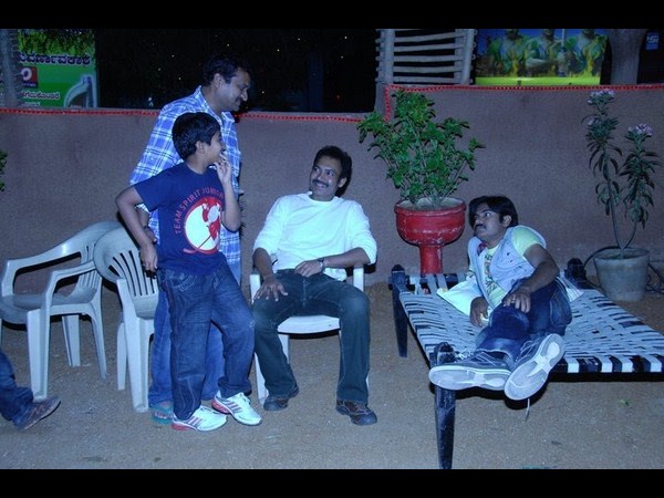 సోషల్ మీడియాలో హల్ చల్ చేస్తున్న పవన్ కళ్యాణ్ అరుదైన చిత్రాలు