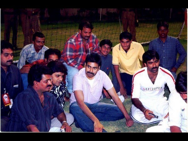 సోషల్ మీడియాలో హల్ చల్ చేస్తున్న పవన్ కళ్యాణ్ అరుదైన చిత్రాలు