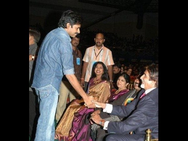 సోషల్ మీడియాలో హల్ చల్ చేస్తున్న పవన్ కళ్యాణ్ అరుదైన చిత్రాలు