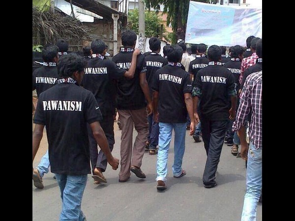 సోషల్ మీడియాలో హల్ చల్ చేస్తున్న పవన్ కళ్యాణ్ అరుదైన చిత్రాలు