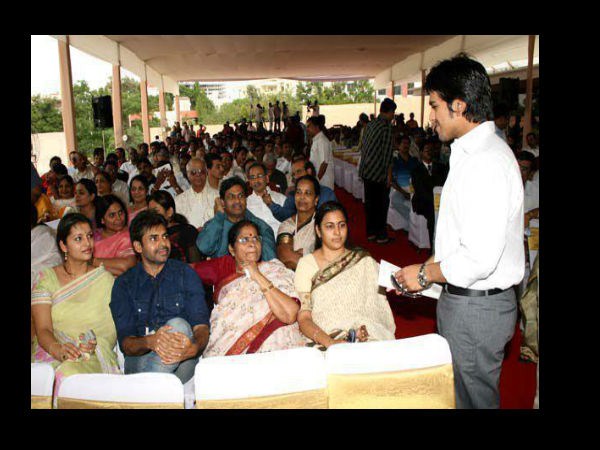 సోషల్ మీడియాలో హల్ చల్ చేస్తున్న పవన్ కళ్యాణ్ అరుదైన చిత్రాలు