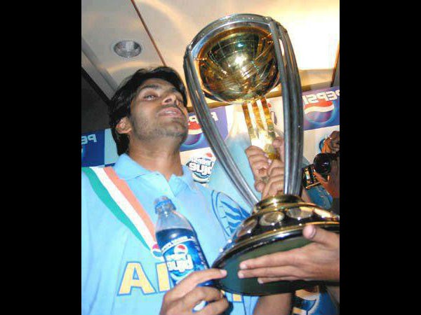 సోషల్ మీడియాలో హల్ చల్ చేస్తున్న పవన్ కళ్యాణ్ అరుదైన చిత్రాలు