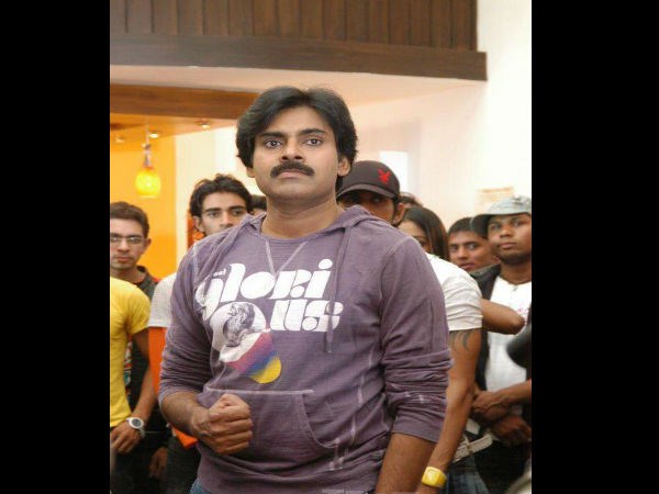 సోషల్ మీడియాలో హల్ చల్ చేస్తున్న పవన్ కళ్యాణ్ అరుదైన చిత్రాలు