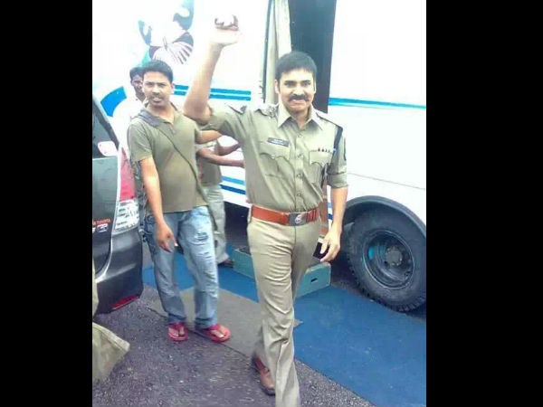 సోషల్ మీడియాలో హల్ చల్ చేస్తున్న పవన్ కళ్యాణ్ అరుదైన చిత్రాలు