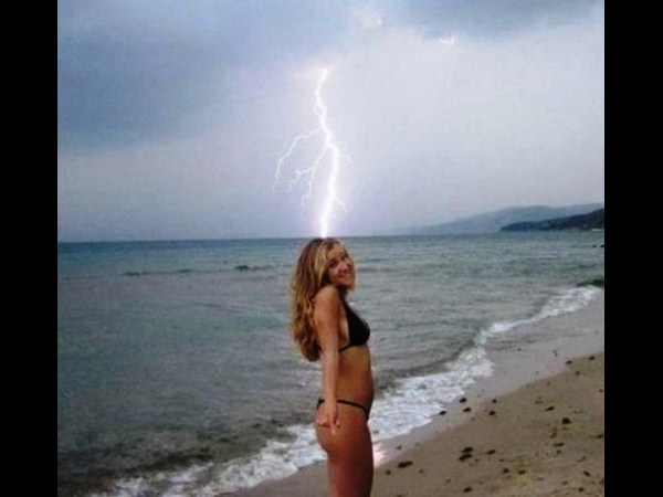 కెమెరాకు చిక్కిన విచిత్ర ఫోటోలు!!