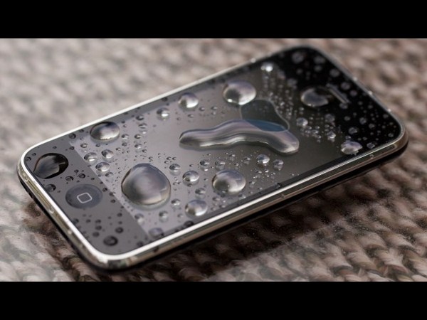 వర్షంలో తడిచిన ఫోన్ కోసం జాగ్రత్తలు!