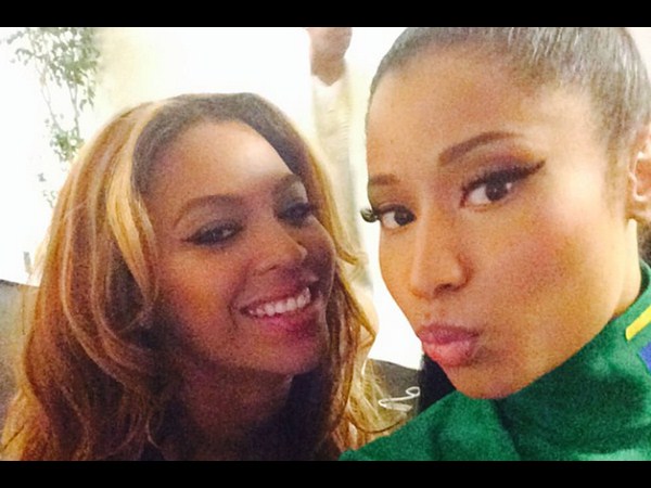 పిచ్చెక్కిస్తున్న... ‘సెల్ఫీ' భామలు