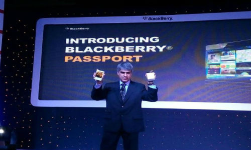 బ్లాక్‌బెర్రీ ఖరీదైన స్మార్ట్‌ఫోన్ ‘పాస్‌పోర్ట్’ 