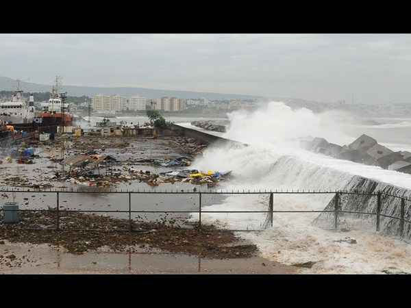 సోషల్ మీడియాలో హుదుద్ కల్లోలం..