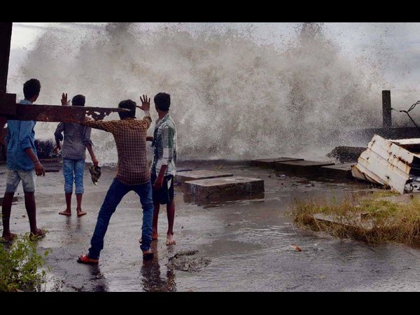 సోషల్ మీడియాలో హుదుద్ కల్లోలం..
