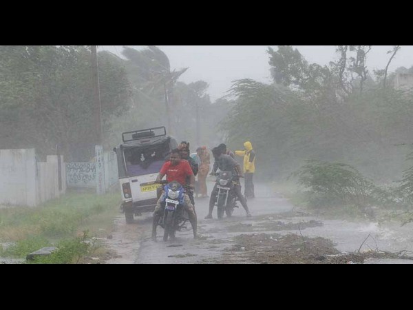 సోషల్ మీడియాలో హుదుద్ కల్లోలం..