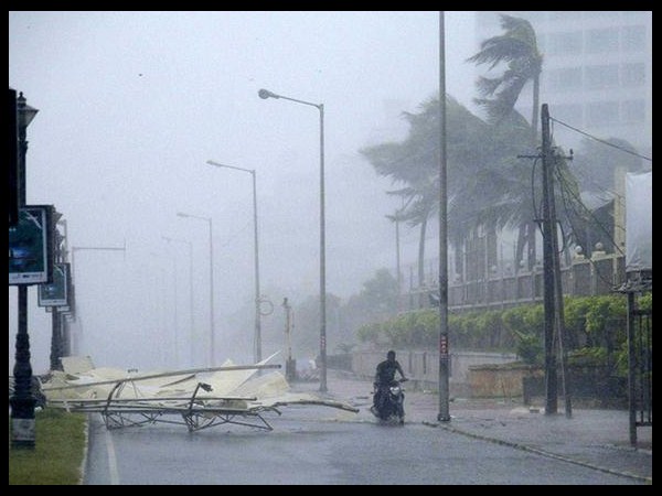 సోషల్ మీడియాలో హుదుద్ కల్లోలం..