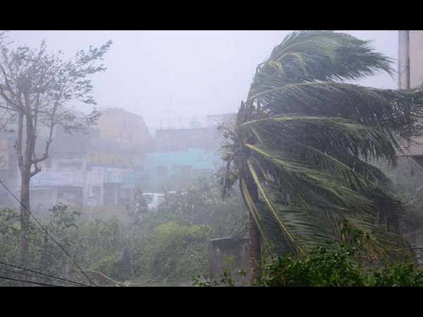 సోషల్ మీడియాలో హుదుద్ కల్లోలం..