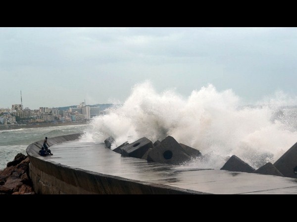 సోషల్ మీడియాలో హుదుద్ కల్లోలం..