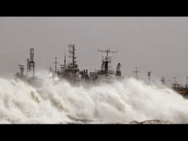 సోషల్ మీడియాలో హుదుద్ కల్లోలం..