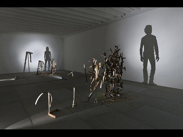 ఆ నీడలో ఏదో దాగుంది!!