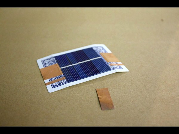 పేక ముక్కతో సోలార్ బ్యాటరీ చార్జర్!!