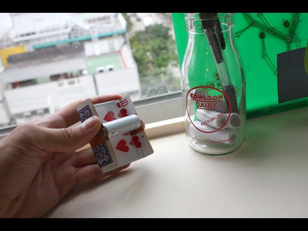 పేక ముక్కతో సోలార్ బ్యాటరీ చార్జర్!!