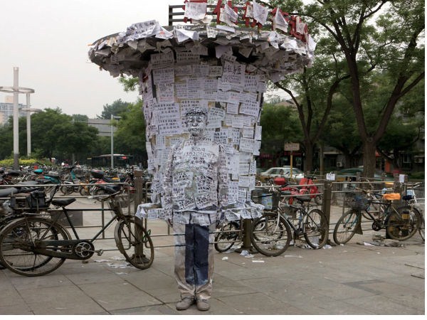 చైనా వీధుల్లో అదృశ్య మనిషి!!