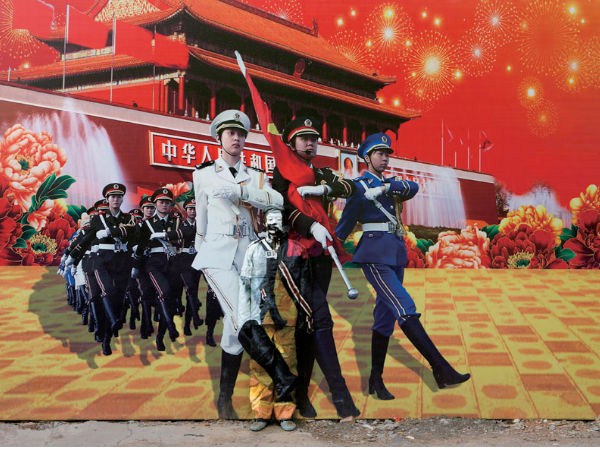 చైనా వీధుల్లో అదృశ్య మనిషి!!