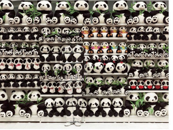 చైనా వీధుల్లో అదృశ్య మనిషి!!