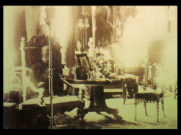 మనుషుల మధ్యనే అదృశ్య శక్తులు?