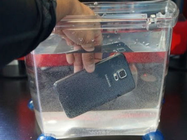 గెలాక్సీ ఎస్5 నీటి ప్రమాదాలను తట్టుకోగలదా..?