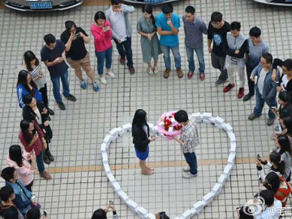 ప్రేమంటే ఇదేరా.. 99 ఐఫోన్‌లు కొన్నాడు