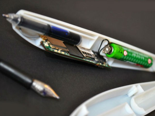 ఈ పెన్ స్పెల్లింగ్‌లను చెక్ చేస్తుంది