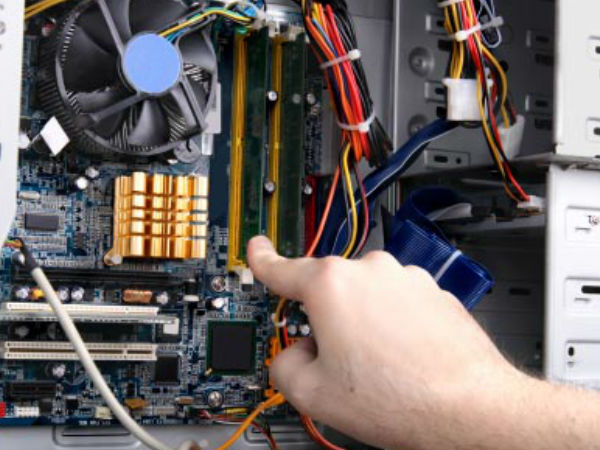 పీసికి కొత్త ర్యామ్‌‍ను జత చేస్తున్న్ దృశ్యాలు