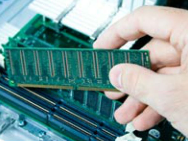 పీసికి కొత్త ర్యామ్‌‍ను జత చేస్తున్న్ దృశ్యాలు