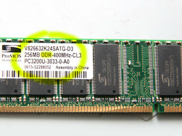 పీసికి కొత్త ర్యామ్‌‍ను జత చేస్తున్న్ దృశ్యాలు