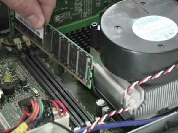 పీసికి కొత్త ర్యామ్‌‍ను జత చేస్తున్న్ దృశ్యాలు