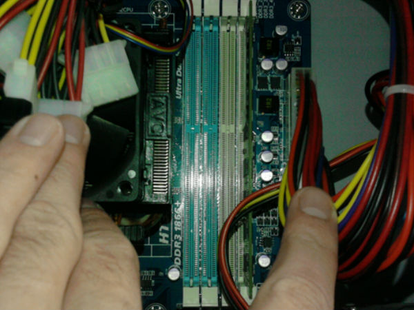 పీసికి కొత్త ర్యామ్‌‍ను జత చేస్తున్న్ దృశ్యాలు