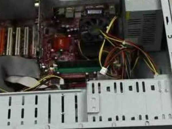 పీసికి కొత్త ర్యామ్‌‍ను జత చేస్తున్న్ దృశ్యాలు