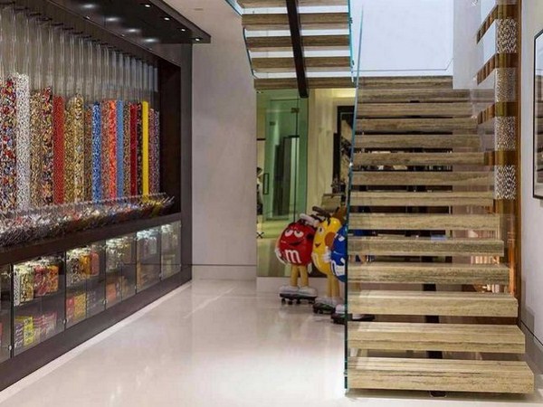 16,000 కోట్ల ఆస్తి... 438 కోట్ల భవంతి!