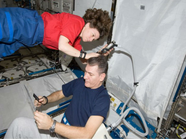 అంతరిక్షంలో హెయిర్ కటింగ్ (వీడియో)