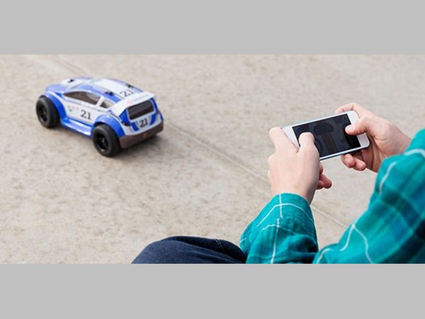 స్మార్ట్‌ఫోన్‌తో కంట్రోల్ చేసుకోగలిగే క్రేజీ కూల్ టాయ్స్