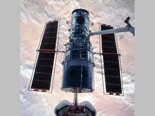 అంతరిక్షాన్ని జల్లెడ పడుతున్న 10 రోబోట్లు