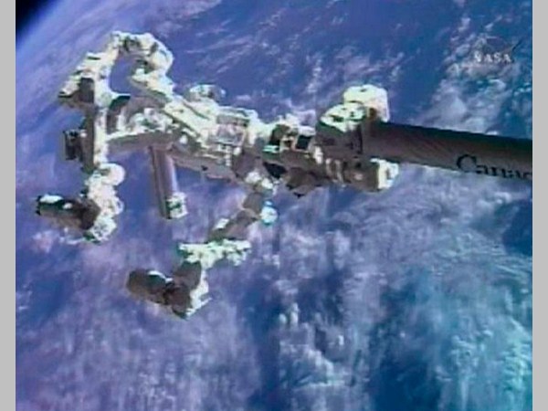 అంతరిక్షాన్ని జల్లెడ పడుతున్న 10 రోబోట్లు