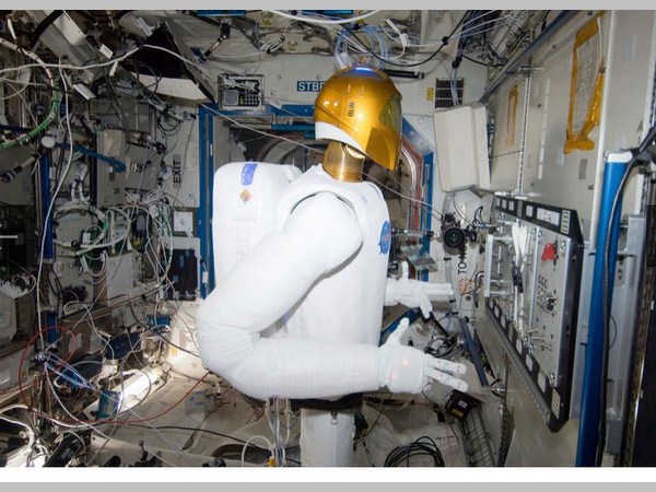 అంతరిక్షాన్ని జల్లెడ పడుతున్న 10 రోబోట్లు