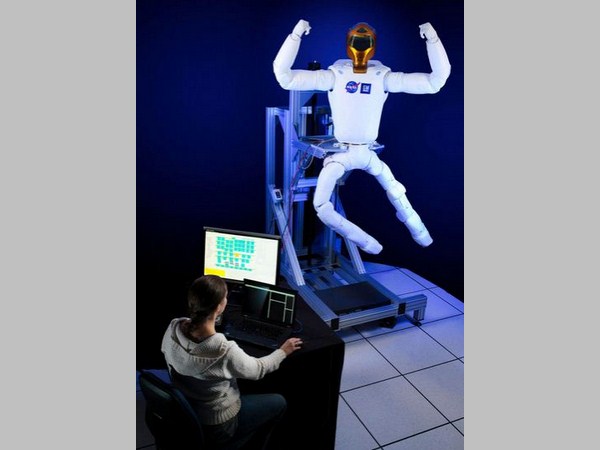 అంతరిక్షాన్ని జల్లెడ పడుతున్న 10 రోబోట్లు