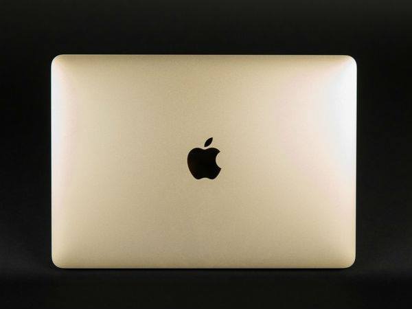 గోల్డ్ లుక్‌లో మెరిసిపోతున్న యాపిల్ కొత్త మ్యాక్‌బుక్‌