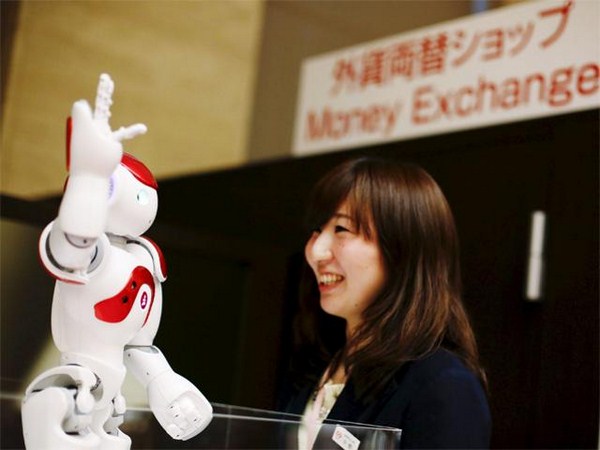 జపాన్ బ్యాంక్‌లో రోబోట్ ఉద్యోగులు