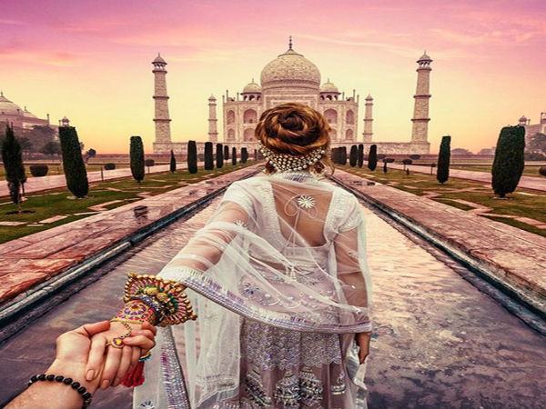 తాజ్ మహల్ వద్ద