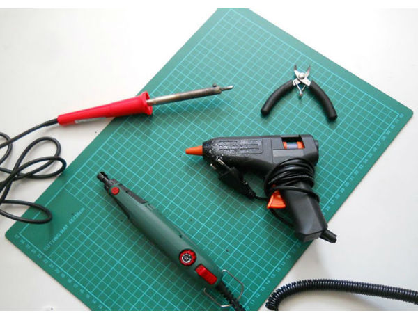 డీఐవై విండ్ టర్బైన్ సెల్‌ఫోన్ ఛార్జర్ తయారీ దృశ్యాలు