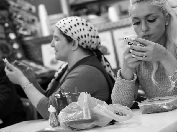 నాడు మానవ సంబంధాలు.. నేడు స్మార్ట్‌ఫోన్ సంబంధాలు